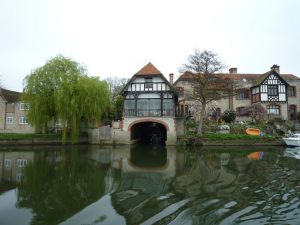 Fine house and boathouse upstream of Shillingford