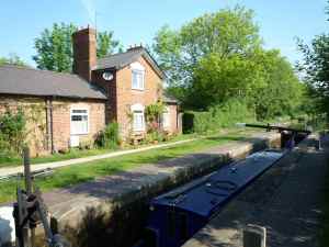 Attractive lock cottage on the Rushall Flight