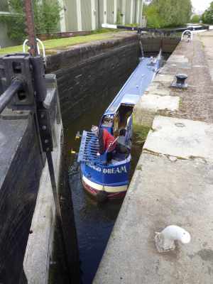 There were three of these fences panels in the lock - I managed to get one out before it got wedged in anyone's prop. The other two sank out of sigh as the lock filled and I couldn't get them - sigh! We put the recovered panel back in the towpath fence where it belonged - I expect it will be back in the lock come nightfall :-( 